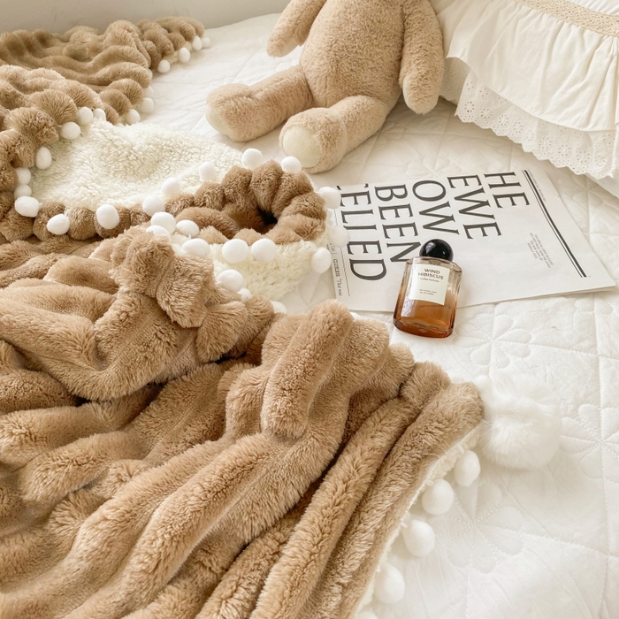 91家纺网 家纺一手货源 找家纺 潮邦创意家居 2025新款宽条球毯大抽条配羊羔绒立体工艺绒毯毛毯盖毯 宽条球毯奶咖