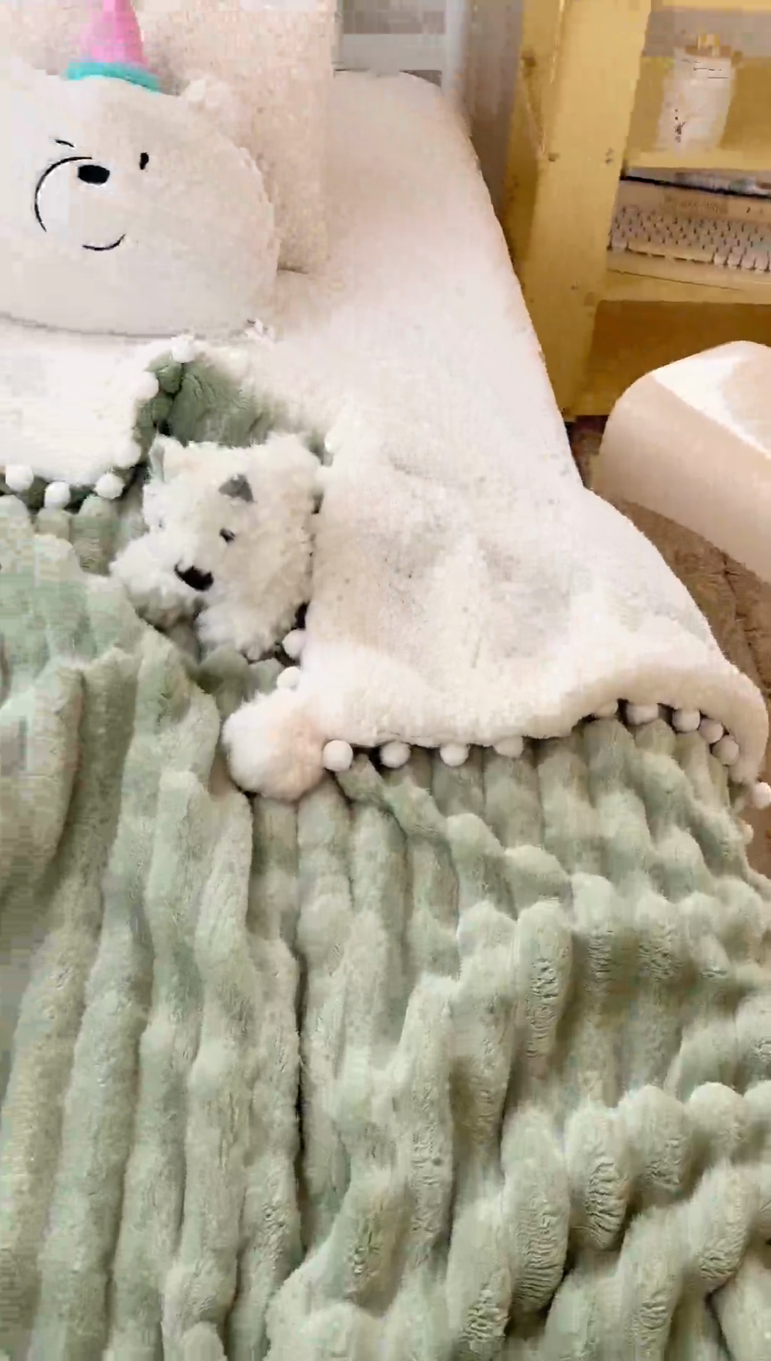 91家纺网 家纺一手货源 找家纺 潮邦创意家居 2025新款宽条球毯大抽条配羊羔绒立体工艺绒毯毛毯盖毯 宽条球毯绿