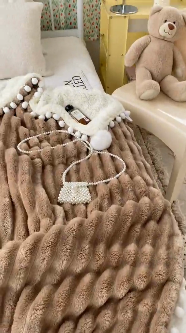 91家纺网 家纺一手货源 找家纺 潮邦创意家居 2025新款宽条球毯大抽条配羊羔绒立体工艺绒毯毛毯盖毯 宽条球毯奶咖