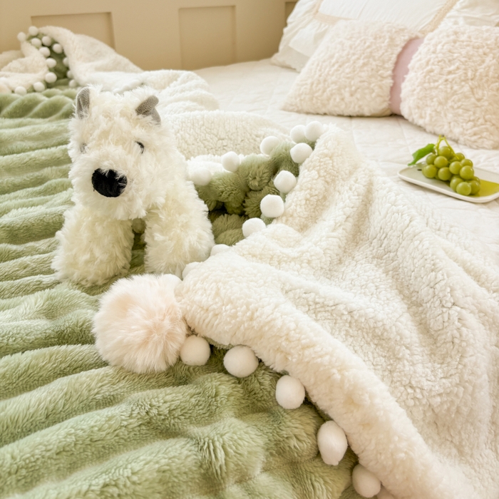 91家纺网 家纺一手货源 找家纺 潮邦创意家居 2025新款宽条球毯大抽条配羊羔绒立体工艺绒毯毛毯盖毯 宽条球毯绿