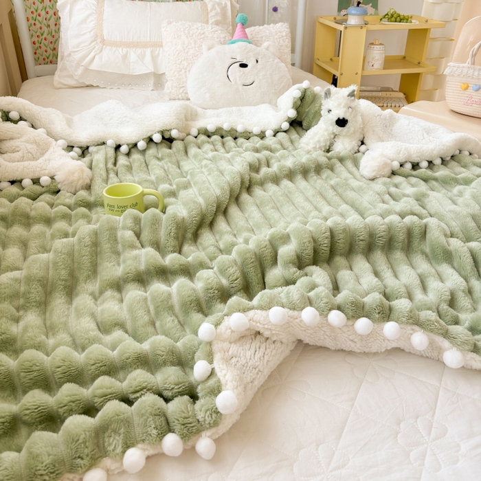 91家纺网 家纺一手货源 找家纺 潮邦创意家居 2025新款宽条球毯大抽条配羊羔绒立体工艺绒毯毛毯盖毯 宽条球毯绿