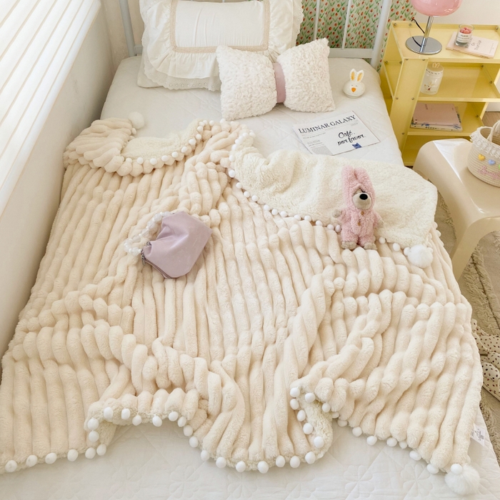 91家纺网 家纺一手货源 找家纺 潮邦创意家居 2025新款宽条球毯大抽条配羊羔绒立体工艺绒毯毛毯盖毯 宽条球毯白