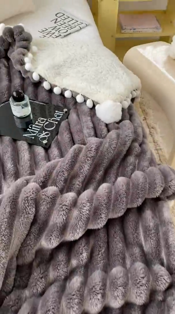 91家纺网 家纺一手货源 找家纺 潮邦创意家居 2025新款宽条球毯大抽条配羊羔绒立体工艺绒毯毛毯盖毯 宽条球毯高级灰