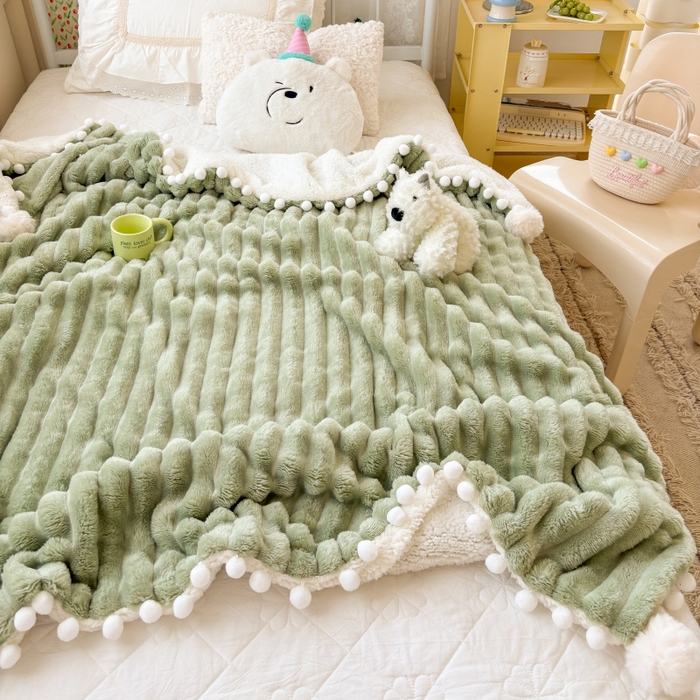 91家纺网 家纺一手货源 找家纺 潮邦创意家居 2025新款宽条球毯大抽条配羊羔绒立体工艺绒毯毛毯盖毯 宽条球毯绿