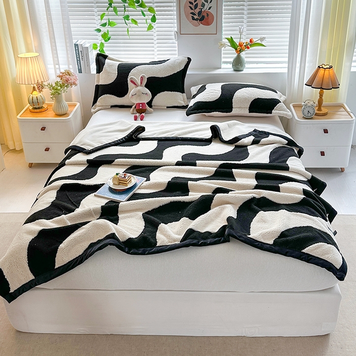 91家纺网 家纺一手货源 找家纺 悦织湾家纺 2025新款黑白阳离子云锦绒复合多功能毛毯休闲盖毯绒毯毯子跨境专供 奶牛波浪