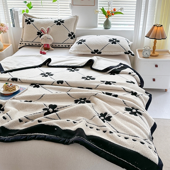 91家纺网 家纺一手货源 找家纺 悦织湾家纺 2025新款黑白阳离子云锦绒复合多功能毛毯休闲盖毯绒毯毯子跨境专供 爱心花朵