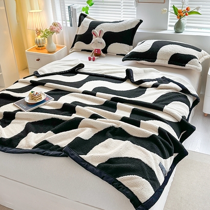 悦织湾家纺 2025新款黑白阳离子云锦绒复合多功能毛毯休闲盖毯绒毯毯子跨境专供 奶牛波浪