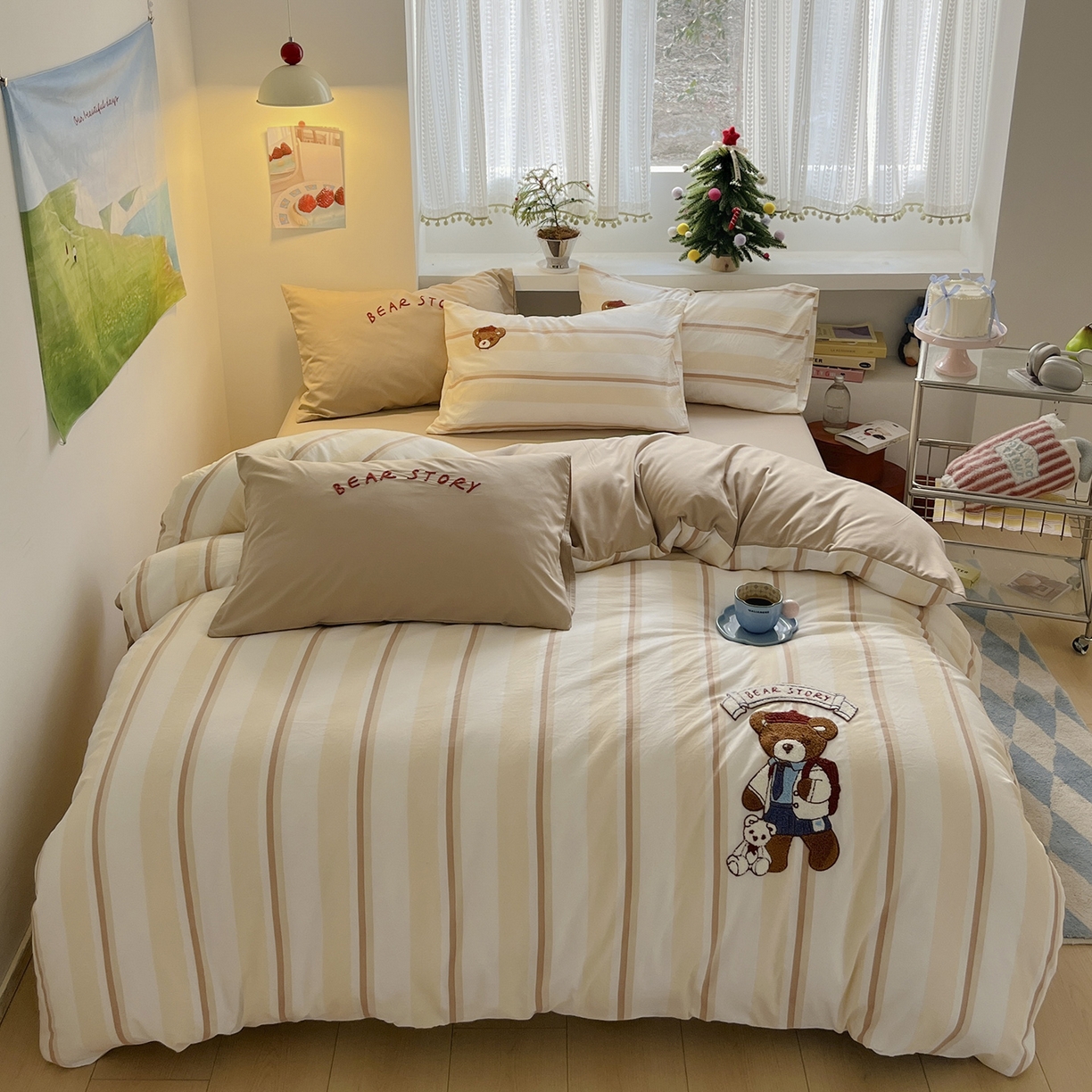 91家纺网 家纺一手货源 找家纺 桃心家居 2025新款A类亲肤舒适软糯云柔水洗棉少女卡通格子混搭毛巾绣水洗棉系列四件套 云柔水洗棉-印加绣英伦小熊