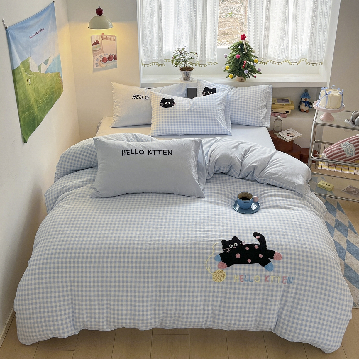 91家纺网 家纺一手货源 找家纺 桃心家居 2025新款A类亲肤舒适软糯云柔水洗棉少女卡通格子混搭毛巾绣水洗棉系列四件套 云柔水洗棉-印加绣蓝格黑小猫