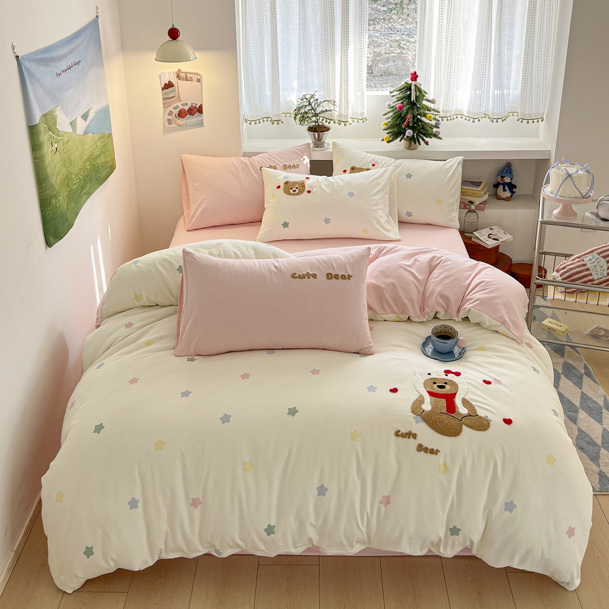 91家纺网 家纺一手货源 找家纺 桃心家居 2025新款A类亲肤舒适软糯云柔水洗棉少女卡通格子混搭毛巾绣水洗棉系列四件套 云柔水洗棉-印加绣猫咪熊