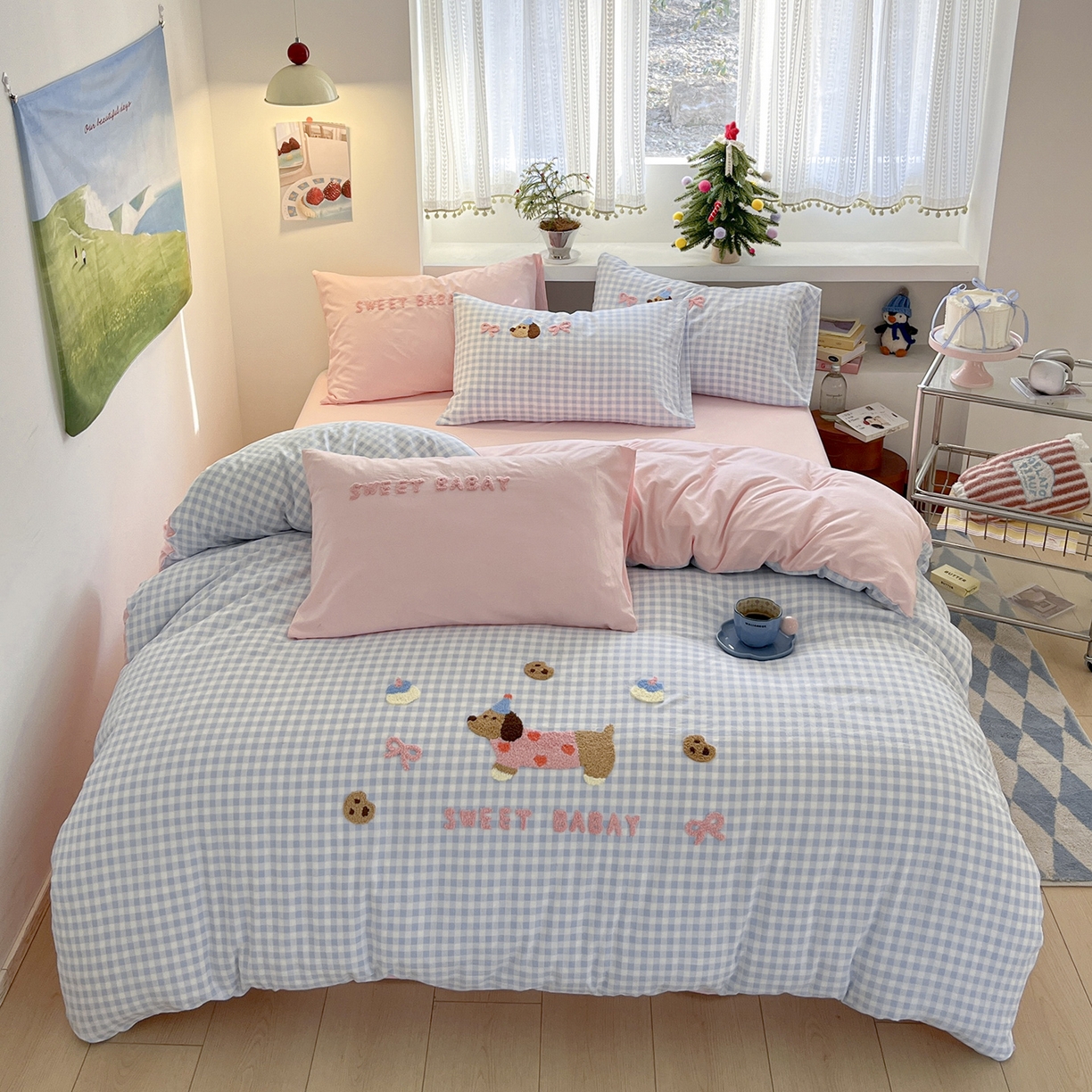 91家纺网 家纺一手货源 找家纺 桃心家居 2025新款A类亲肤舒适软糯云柔水洗棉少女卡通格子混搭毛巾绣水洗棉系列四件套 云柔水洗棉-印加绣甜点腊肠狗