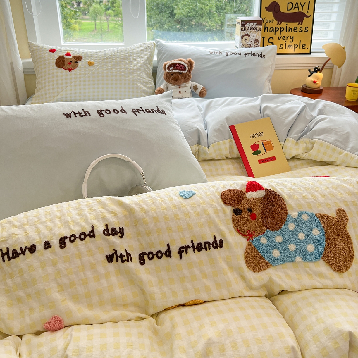 91家纺网 家纺一手货源 找家纺 桃心家居 2025新款A类亲肤舒适软糯云柔水洗棉少女卡通格子混搭毛巾绣水洗棉系列四件套 云柔水洗棉-毛巾绣美好小腊肠