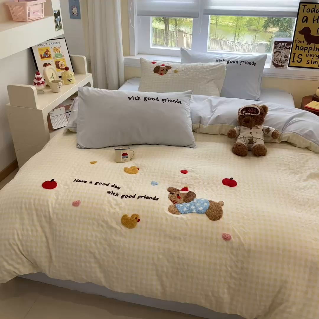 91家纺网 家纺一手货源 找家纺 桃心家居 2025新款A类亲肤舒适软糯云柔水洗棉少女卡通格子混搭毛巾绣水洗棉系列四件套 云柔水洗棉-毛巾绣美好小腊肠