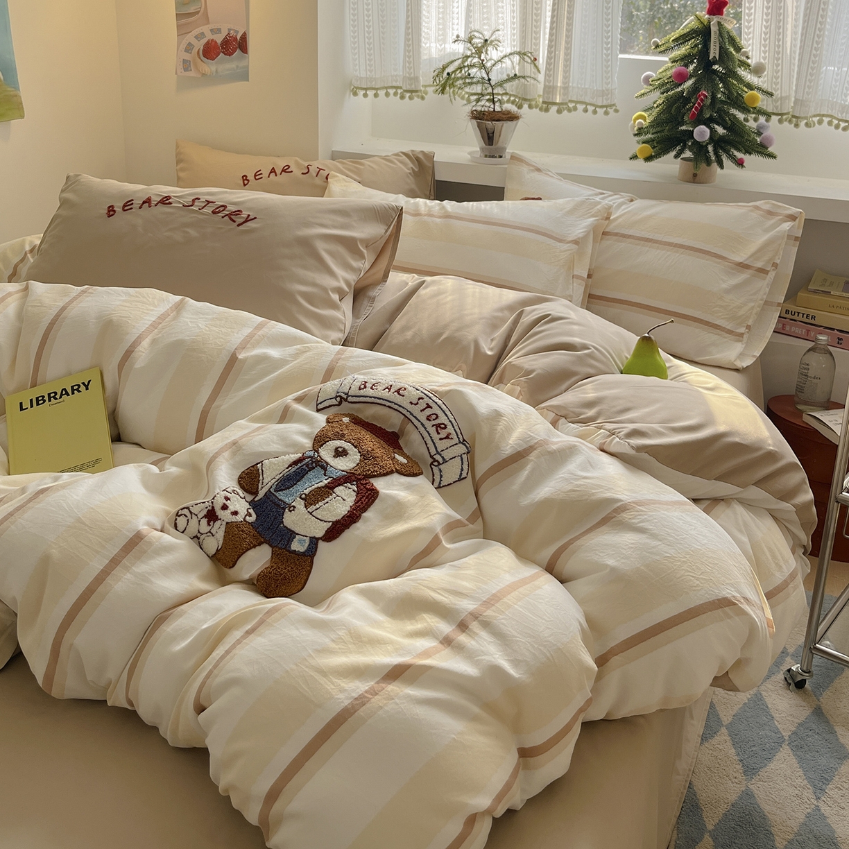 91家纺网 家纺一手货源 找家纺 桃心家居 2025新款A类亲肤舒适软糯云柔水洗棉少女卡通格子混搭毛巾绣水洗棉系列四件套 云柔水洗棉-印加绣英伦小熊