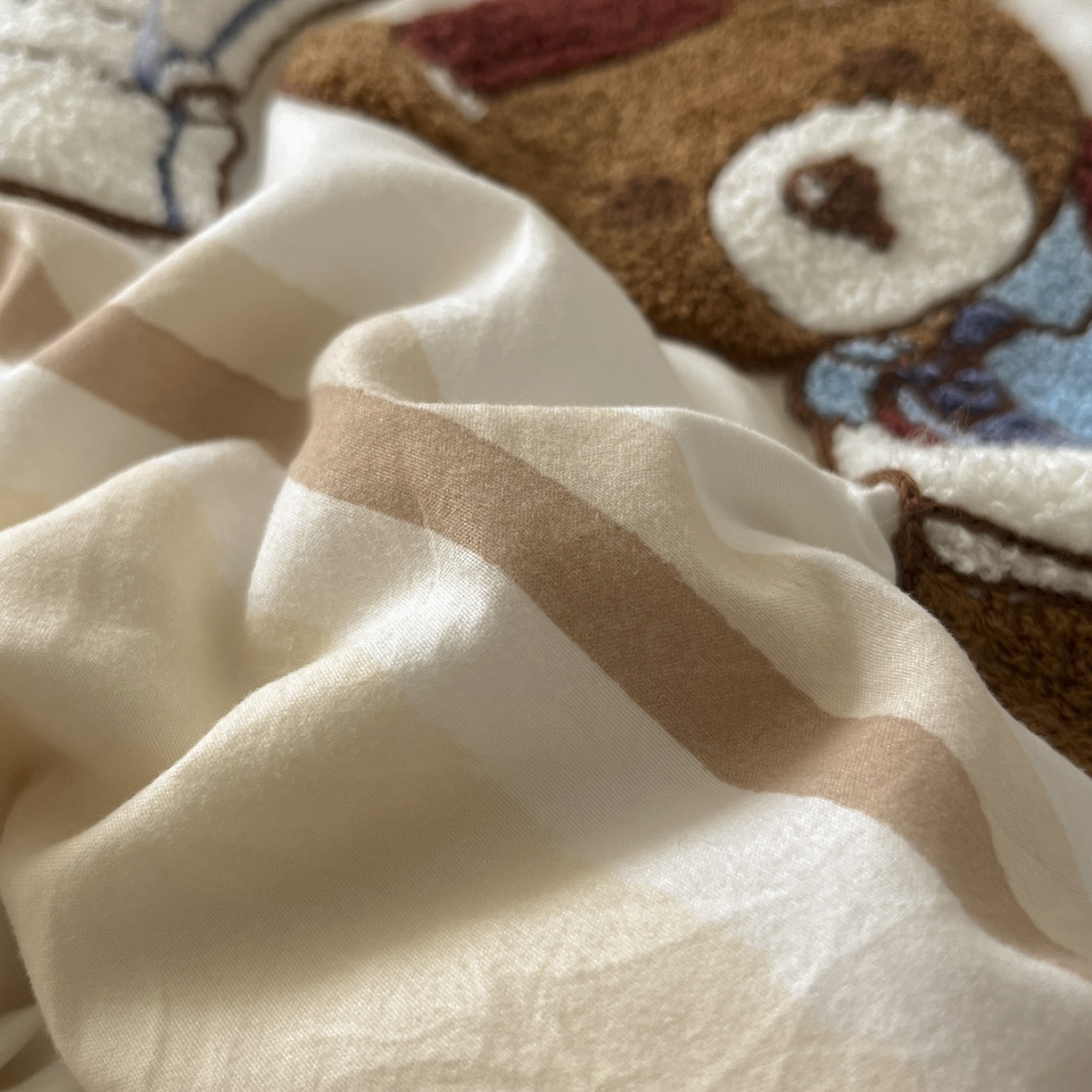 91家纺网 家纺一手货源 找家纺 桃心家居 2025新款A类亲肤舒适软糯云柔水洗棉少女卡通格子混搭毛巾绣水洗棉系列四件套 云柔水洗棉-印加绣英伦小熊