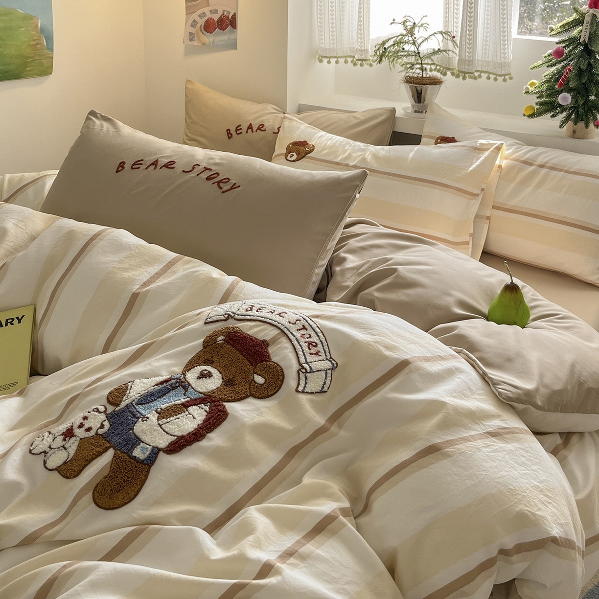 91家纺网 家纺一手货源 找家纺 桃心家居 2025新款A类亲肤舒适软糯云柔水洗棉少女卡通格子混搭毛巾绣水洗棉系列四件套 云柔水洗棉-印加绣英伦小熊