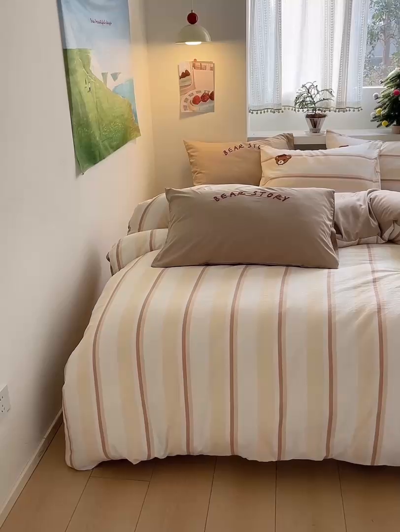 91家纺网 家纺一手货源 找家纺 桃心家居 2025新款A类亲肤舒适软糯云柔水洗棉少女卡通格子混搭毛巾绣水洗棉系列四件套 云柔水洗棉-印加绣英伦小熊