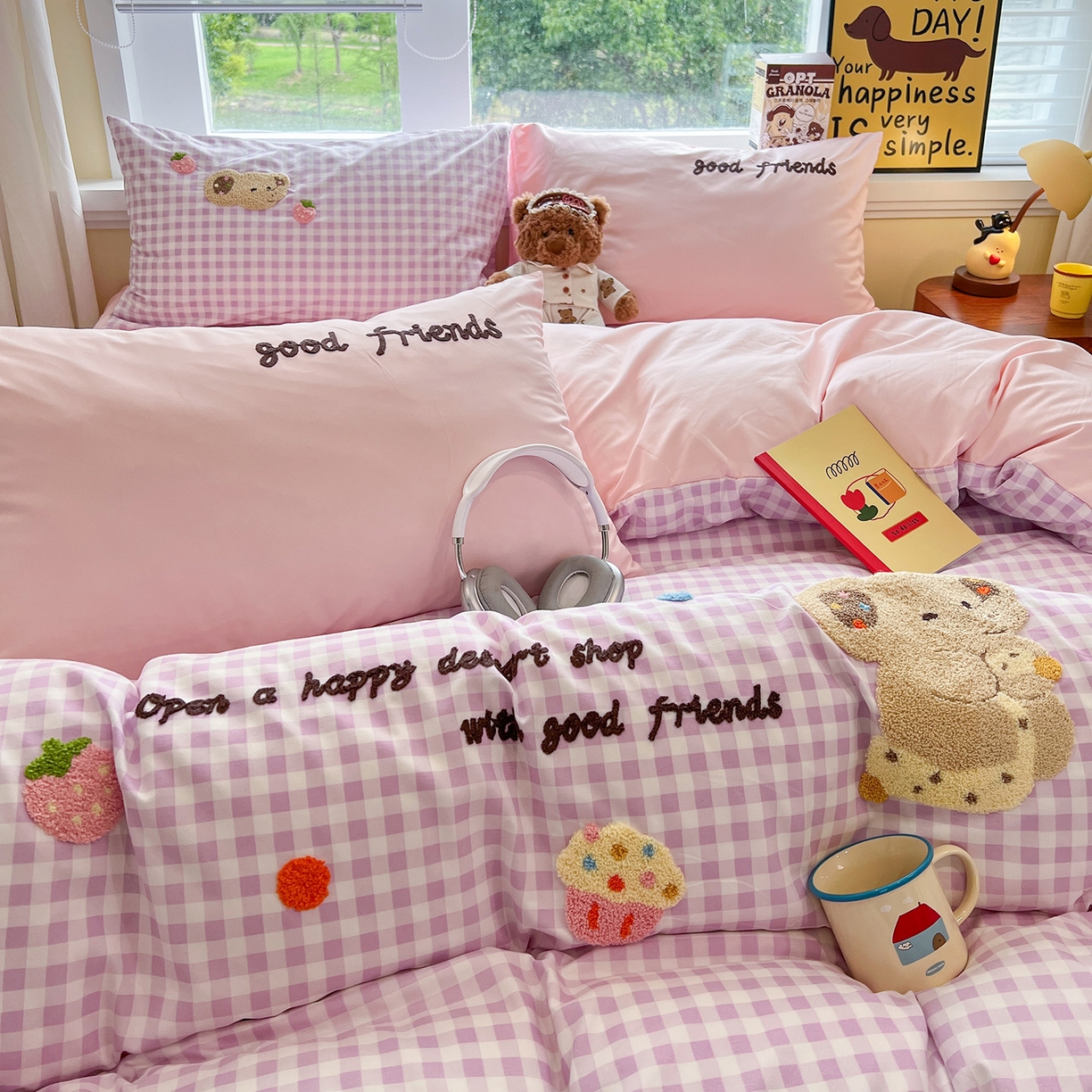 91家纺网 家纺一手货源 找家纺 桃心家居 2025新款A类亲肤舒适软糯云柔水洗棉少女卡通格子混搭毛巾绣水洗棉系列四件套 云柔水洗棉-毛巾绣草莓象