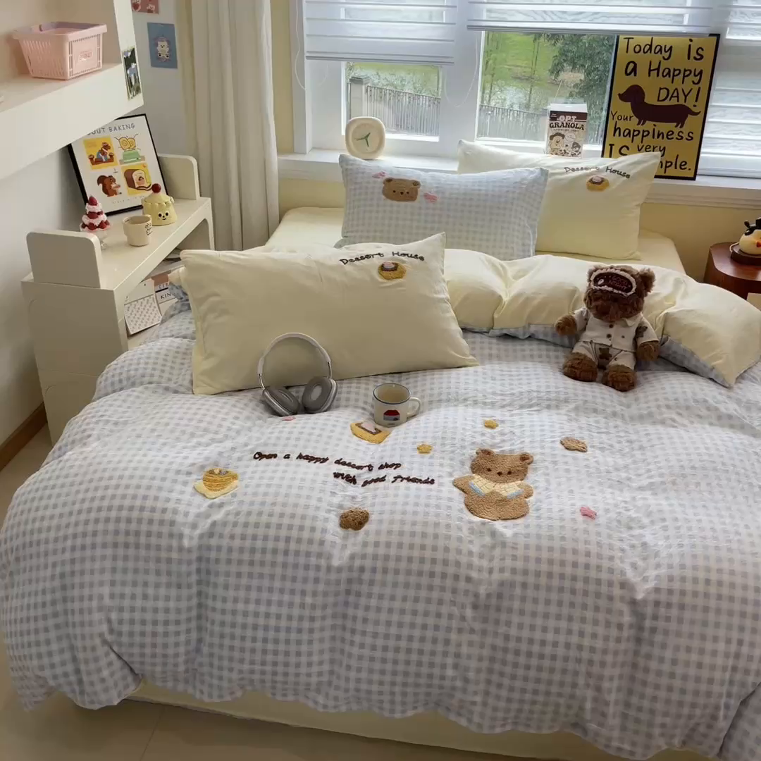 91家纺网 家纺一手货源 找家纺 桃心家居 2025新款A类亲肤舒适软糯云柔水洗棉少女卡通格子混搭毛巾绣水洗棉系列四件套 云柔水洗棉-毛巾绣甜品小熊