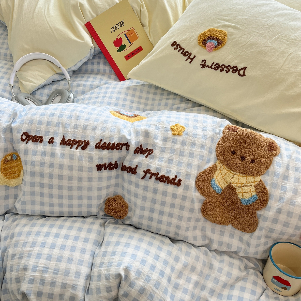 91家纺网 家纺一手货源 找家纺 桃心家居 2025新款A类亲肤舒适软糯云柔水洗棉少女卡通格子混搭毛巾绣水洗棉系列四件套 云柔水洗棉-毛巾绣甜品小熊