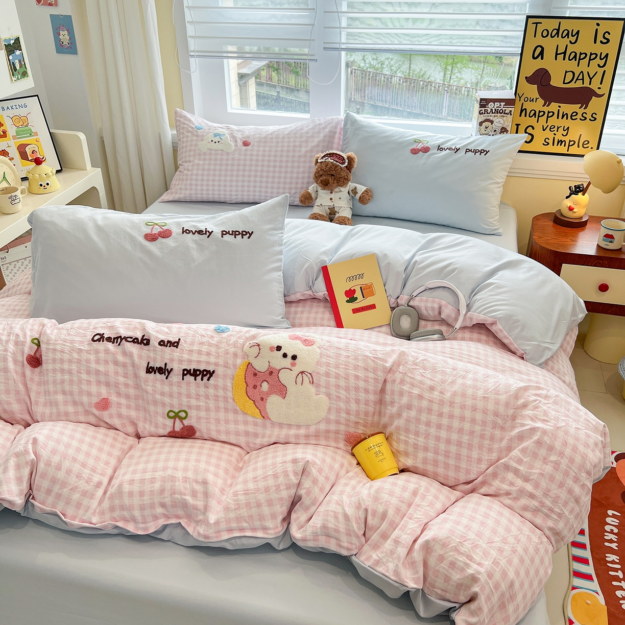 91家纺网 家纺一手货源 找家纺 桃心家居 2025新款A类亲肤舒适软糯云柔水洗棉少女卡通格子混搭毛巾绣水洗棉系列四件套 云柔水洗棉-毛巾绣樱桃小兔