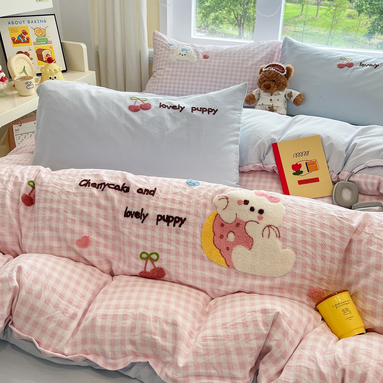 91家纺网 家纺一手货源 找家纺 桃心家居 2025新款A类亲肤舒适软糯云柔水洗棉少女卡通格子混搭毛巾绣水洗棉系列四件套 云柔水洗棉-毛巾绣樱桃小兔