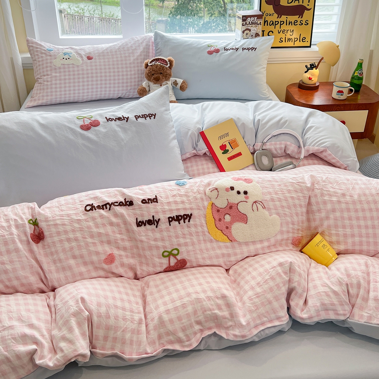 91家纺网 家纺一手货源 找家纺 桃心家居 2025新款A类亲肤舒适软糯云柔水洗棉少女卡通格子混搭毛巾绣水洗棉系列四件套 云柔水洗棉-毛巾绣樱桃小兔