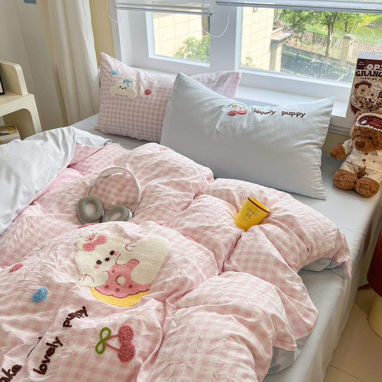 91家纺网 家纺一手货源 找家纺 桃心家居 2025新款A类亲肤舒适软糯云柔水洗棉少女卡通格子混搭毛巾绣水洗棉系列四件套 云柔水洗棉-毛巾绣樱桃小兔