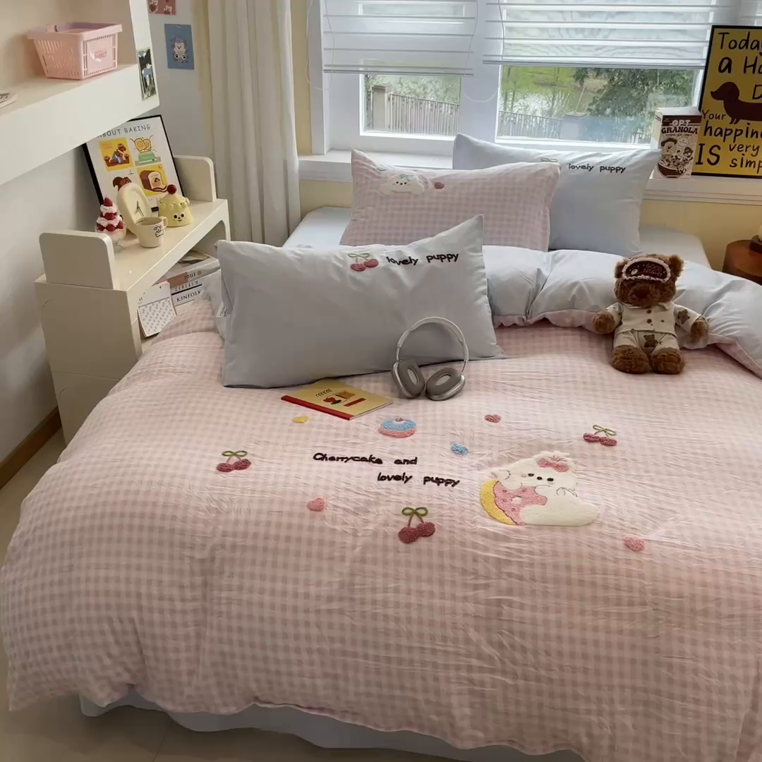 91家纺网 家纺一手货源 找家纺 桃心家居 2025新款A类亲肤舒适软糯云柔水洗棉少女卡通格子混搭毛巾绣水洗棉系列四件套 云柔水洗棉-毛巾绣樱桃小兔