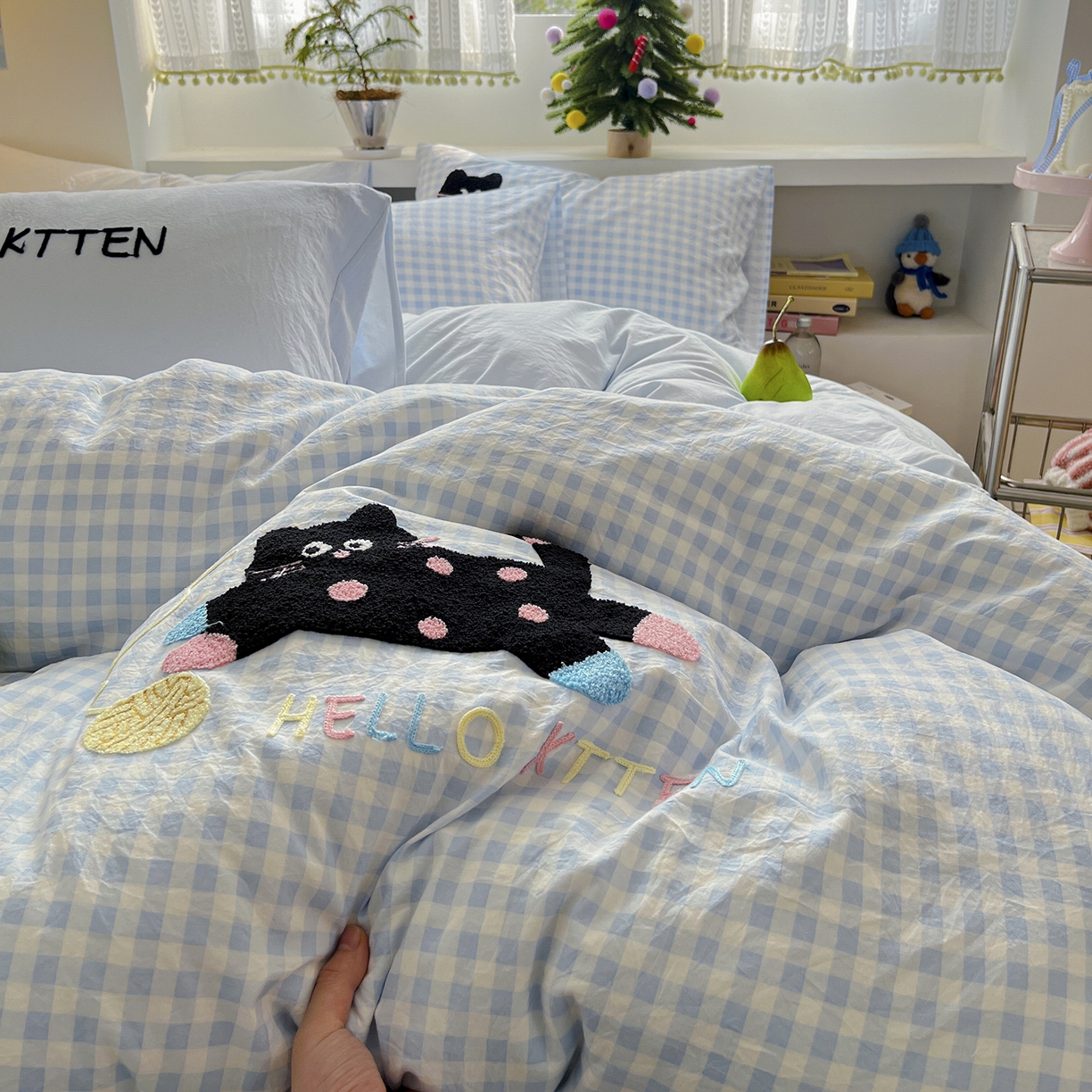 91家纺网 家纺一手货源 找家纺 桃心家居 2025新款A类亲肤舒适软糯云柔水洗棉少女卡通格子混搭毛巾绣水洗棉系列四件套 云柔水洗棉-印加绣蓝格黑小猫