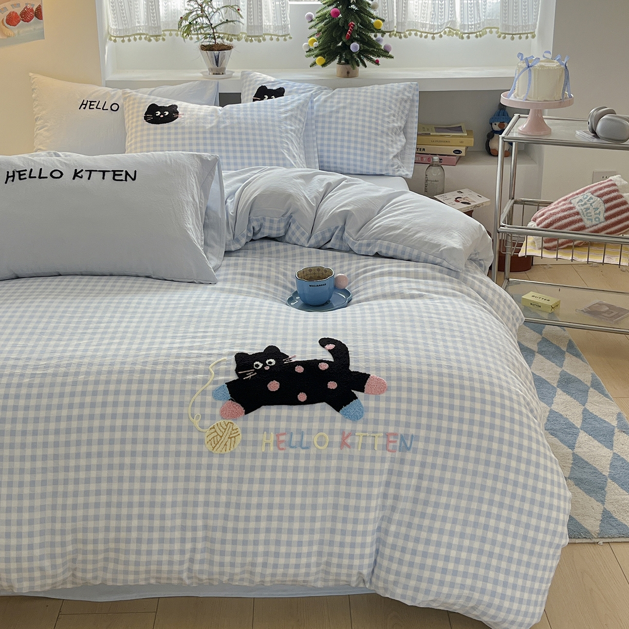 91家纺网 家纺一手货源 找家纺 桃心家居 2025新款A类亲肤舒适软糯云柔水洗棉少女卡通格子混搭毛巾绣水洗棉系列四件套 云柔水洗棉-印加绣蓝格黑小猫