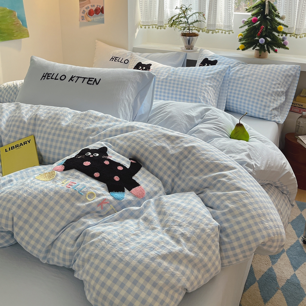 91家纺网 家纺一手货源 找家纺 桃心家居 2025新款A类亲肤舒适软糯云柔水洗棉少女卡通格子混搭毛巾绣水洗棉系列四件套 云柔水洗棉-印加绣蓝格黑小猫