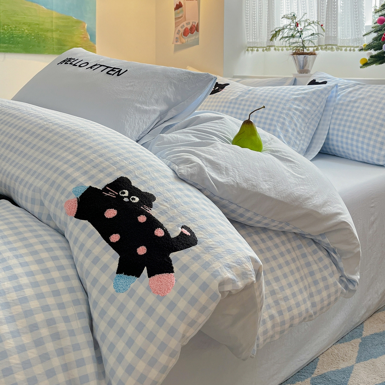 91家纺网 家纺一手货源 找家纺 桃心家居 2025新款A类亲肤舒适软糯云柔水洗棉少女卡通格子混搭毛巾绣水洗棉系列四件套 云柔水洗棉-印加绣蓝格黑小猫