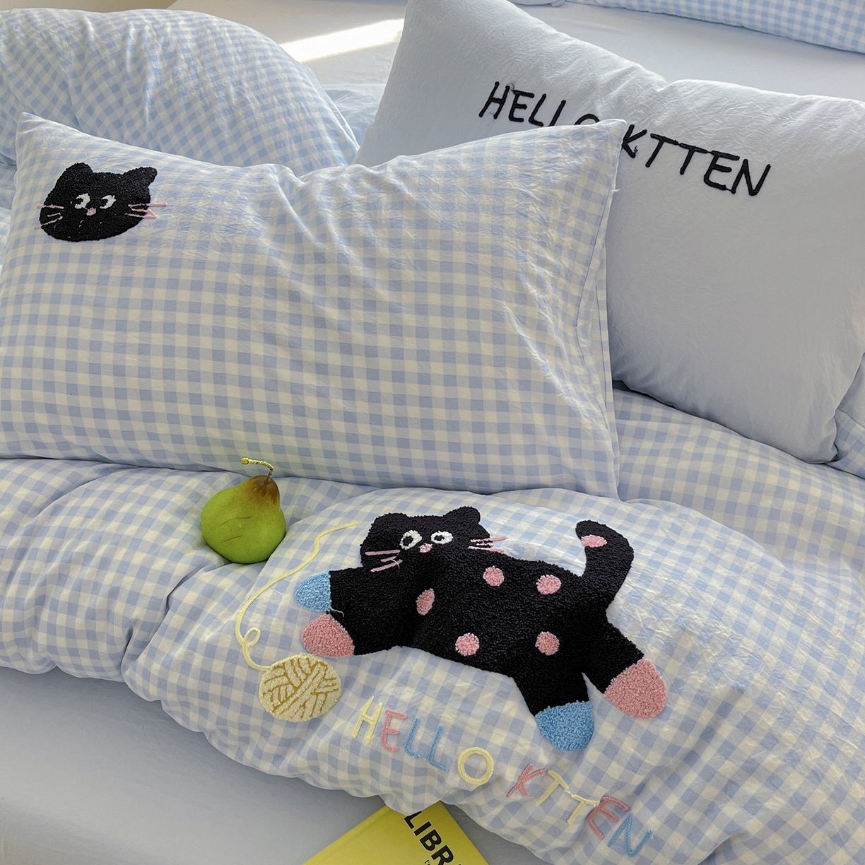 91家纺网 家纺一手货源 找家纺 桃心家居 2025新款A类亲肤舒适软糯云柔水洗棉少女卡通格子混搭毛巾绣水洗棉系列四件套 云柔水洗棉-印加绣蓝格黑小猫