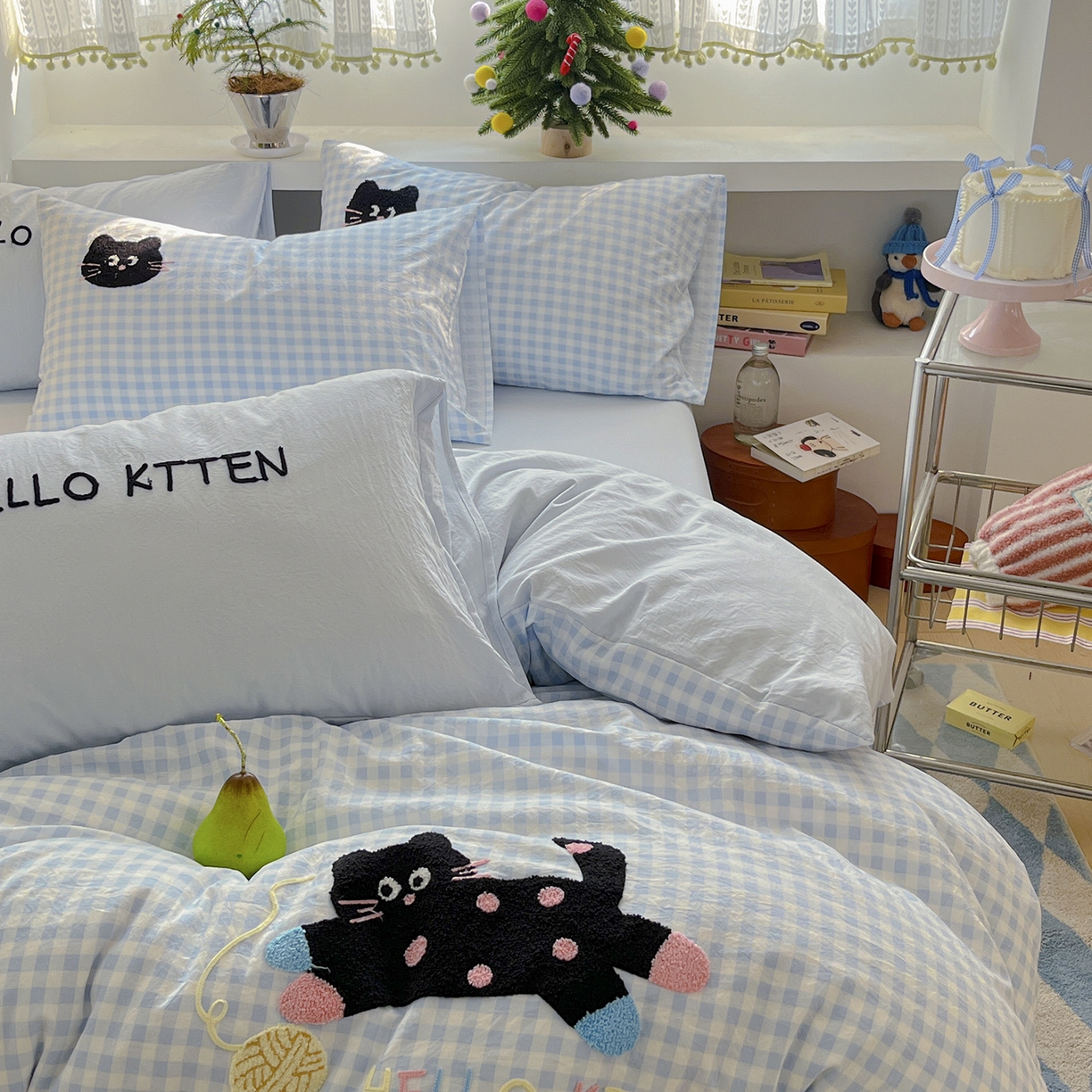 91家纺网 家纺一手货源 找家纺 桃心家居 2025新款A类亲肤舒适软糯云柔水洗棉少女卡通格子混搭毛巾绣水洗棉系列四件套 云柔水洗棉-印加绣蓝格黑小猫