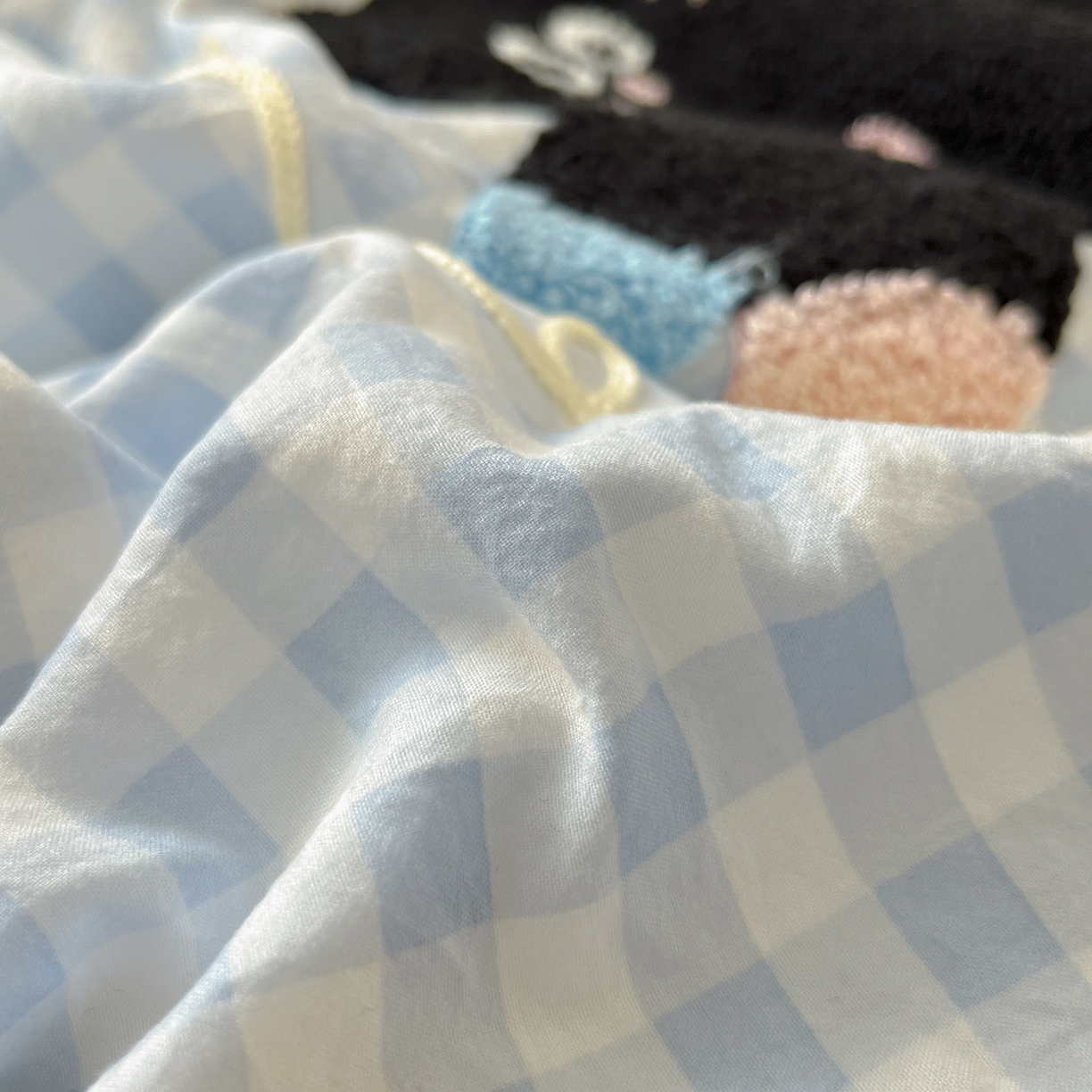 91家纺网 家纺一手货源 找家纺 桃心家居 2025新款A类亲肤舒适软糯云柔水洗棉少女卡通格子混搭毛巾绣水洗棉系列四件套 云柔水洗棉-印加绣蓝格黑小猫