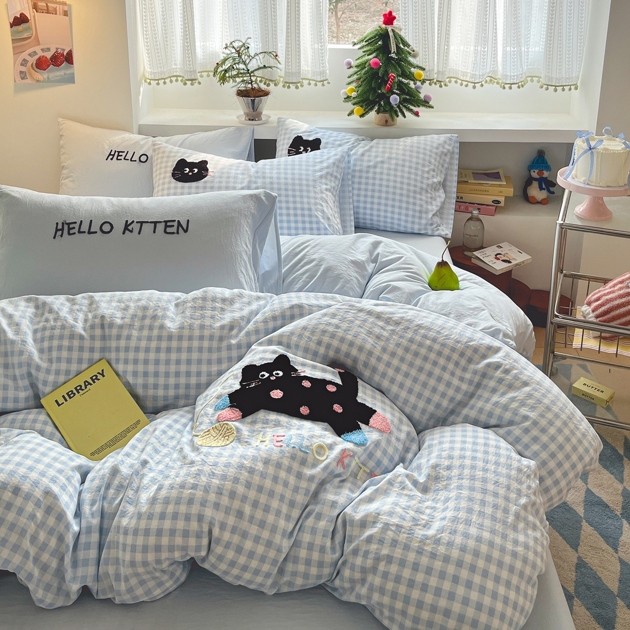 91家纺网 家纺一手货源 找家纺 桃心家居 2025新款A类亲肤舒适软糯云柔水洗棉少女卡通格子混搭毛巾绣水洗棉系列四件套 云柔水洗棉-印加绣蓝格黑小猫