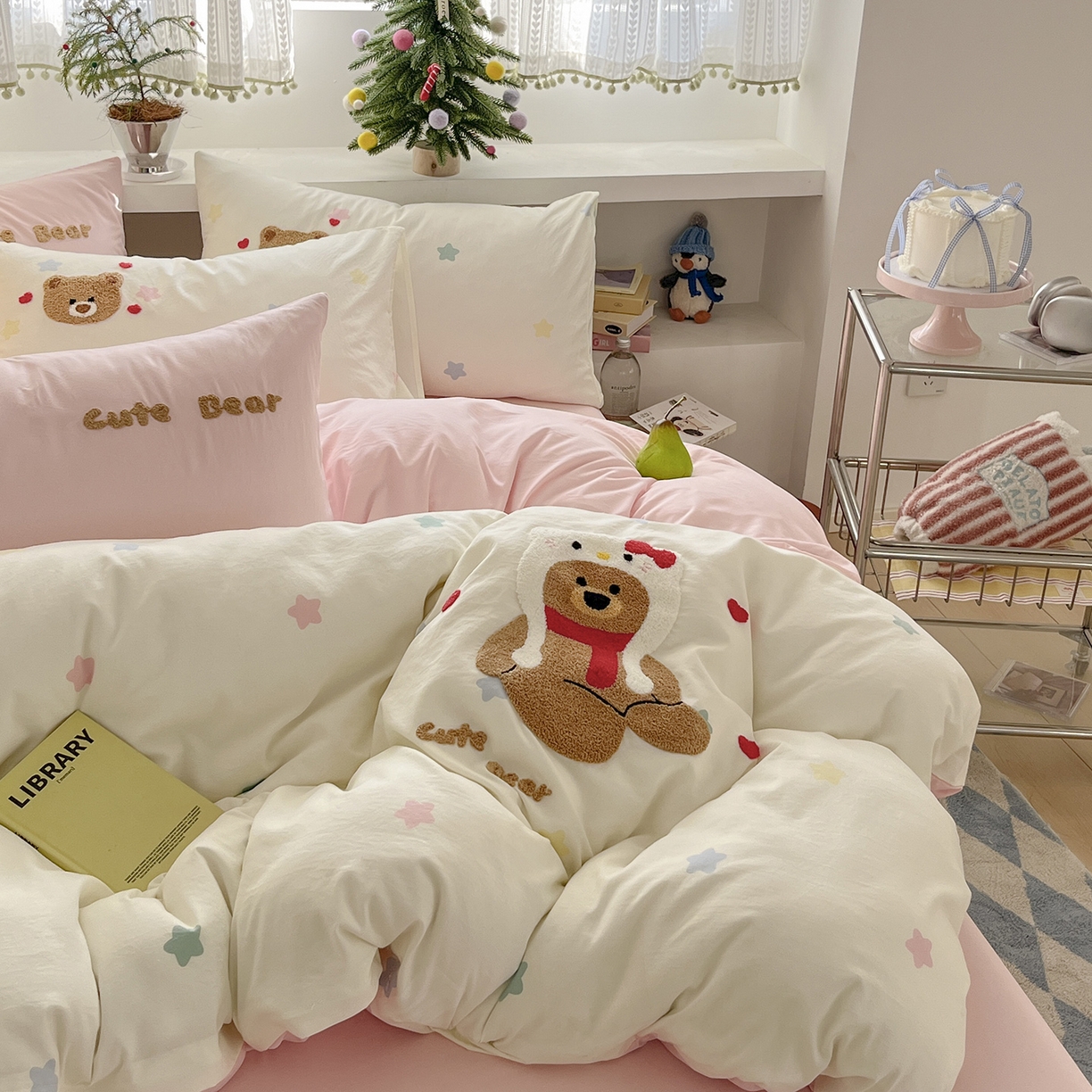 91家纺网 家纺一手货源 找家纺 桃心家居 2025新款A类亲肤舒适软糯云柔水洗棉少女卡通格子混搭毛巾绣水洗棉系列四件套 云柔水洗棉-印加绣猫咪熊