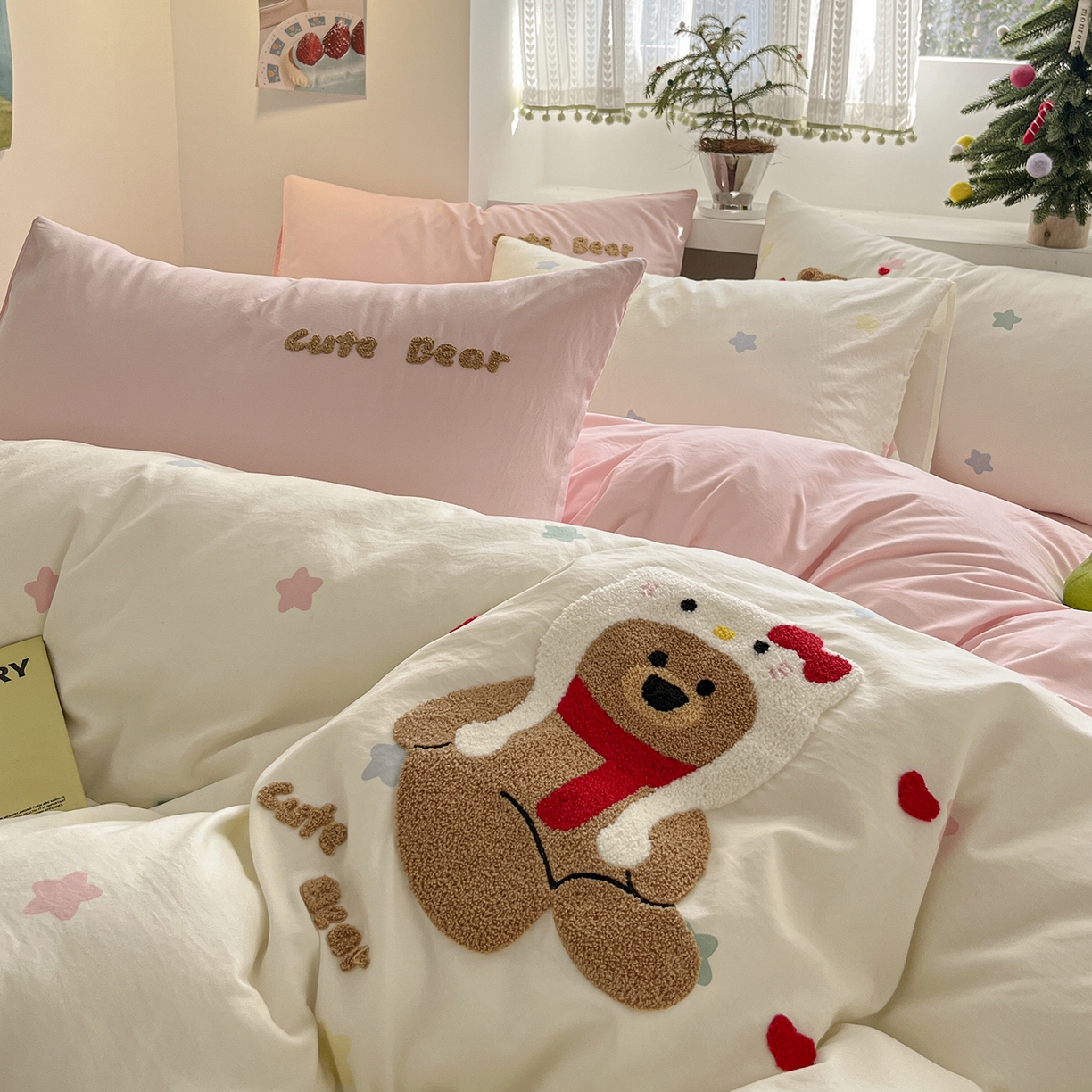 91家纺网 家纺一手货源 找家纺 桃心家居 2025新款A类亲肤舒适软糯云柔水洗棉少女卡通格子混搭毛巾绣水洗棉系列四件套 云柔水洗棉-印加绣猫咪熊