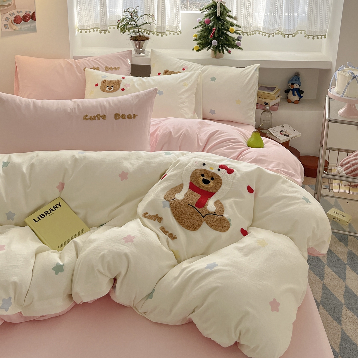 91家纺网 家纺一手货源 找家纺 桃心家居 2025新款A类亲肤舒适软糯云柔水洗棉少女卡通格子混搭毛巾绣水洗棉系列四件套 云柔水洗棉-印加绣猫咪熊