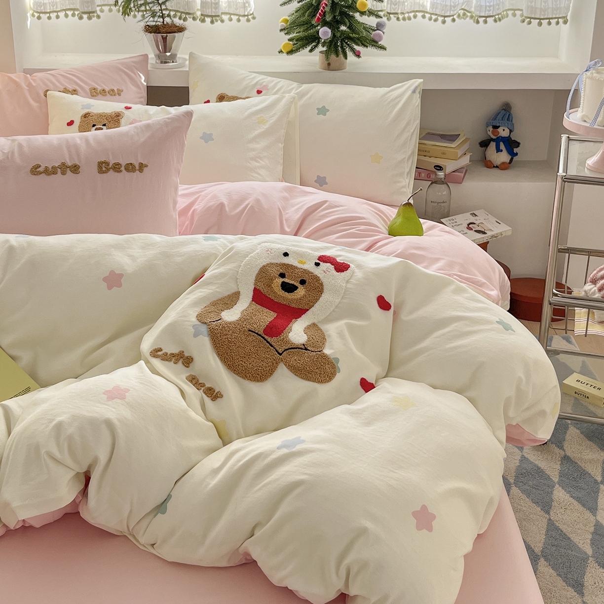 91家纺网 家纺一手货源 找家纺 桃心家居 2025新款A类亲肤舒适软糯云柔水洗棉少女卡通格子混搭毛巾绣水洗棉系列四件套 云柔水洗棉-印加绣猫咪熊