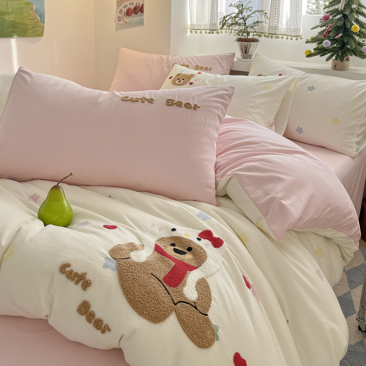 91家纺网 家纺一手货源 找家纺 桃心家居 2025新款A类亲肤舒适软糯云柔水洗棉少女卡通格子混搭毛巾绣水洗棉系列四件套 云柔水洗棉-印加绣猫咪熊