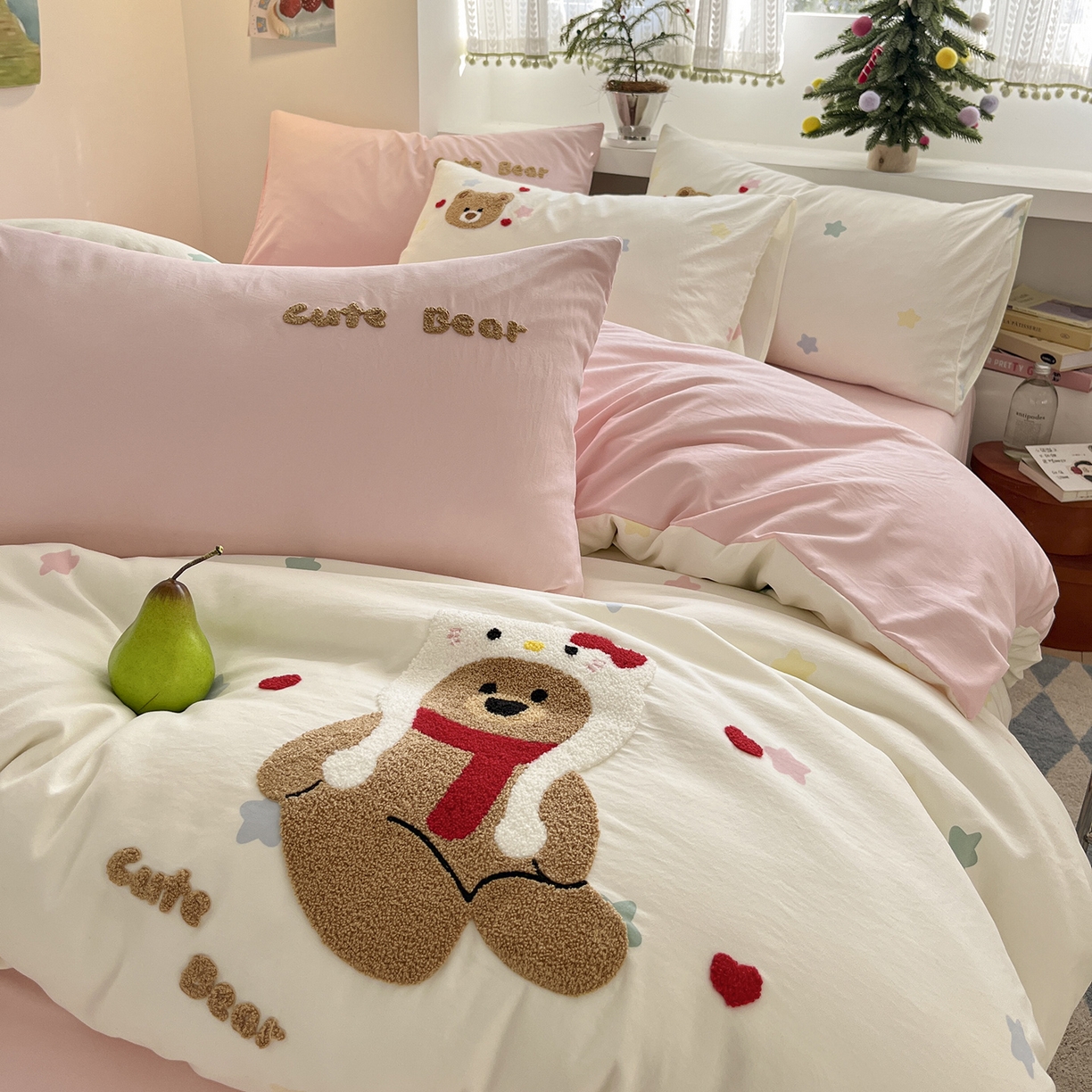 91家纺网 家纺一手货源 找家纺 桃心家居 2025新款A类亲肤舒适软糯云柔水洗棉少女卡通格子混搭毛巾绣水洗棉系列四件套 云柔水洗棉-印加绣猫咪熊