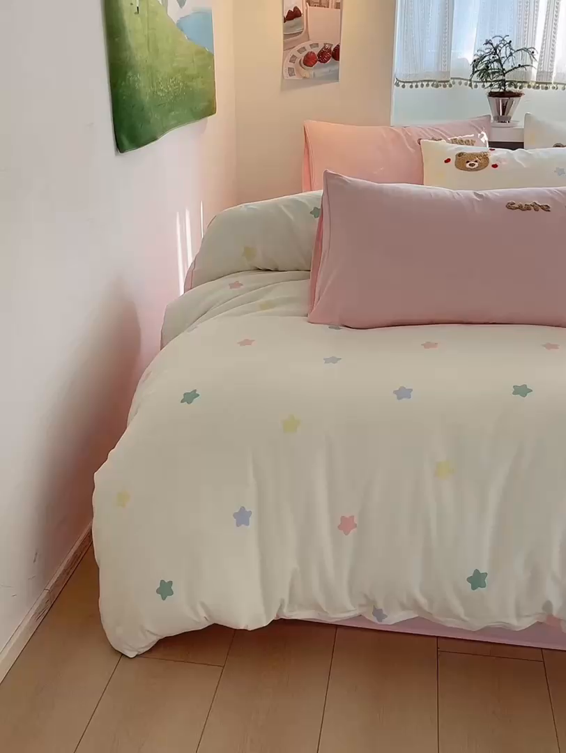 91家纺网 家纺一手货源 找家纺 桃心家居 2025新款A类亲肤舒适软糯云柔水洗棉少女卡通格子混搭毛巾绣水洗棉系列四件套 云柔水洗棉-印加绣猫咪熊