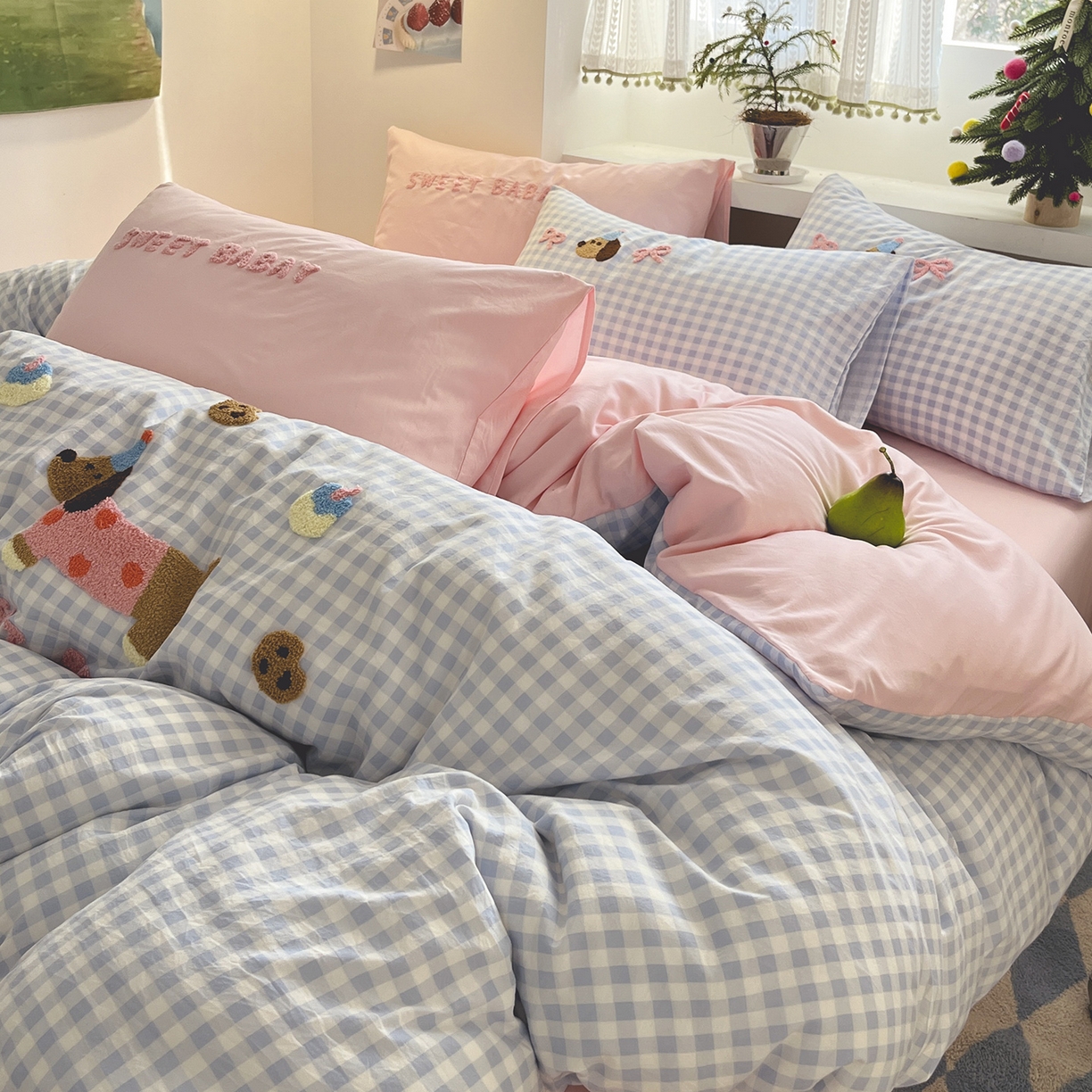 91家纺网 家纺一手货源 找家纺 桃心家居 2025新款A类亲肤舒适软糯云柔水洗棉少女卡通格子混搭毛巾绣水洗棉系列四件套 云柔水洗棉-印加绣甜点腊肠狗