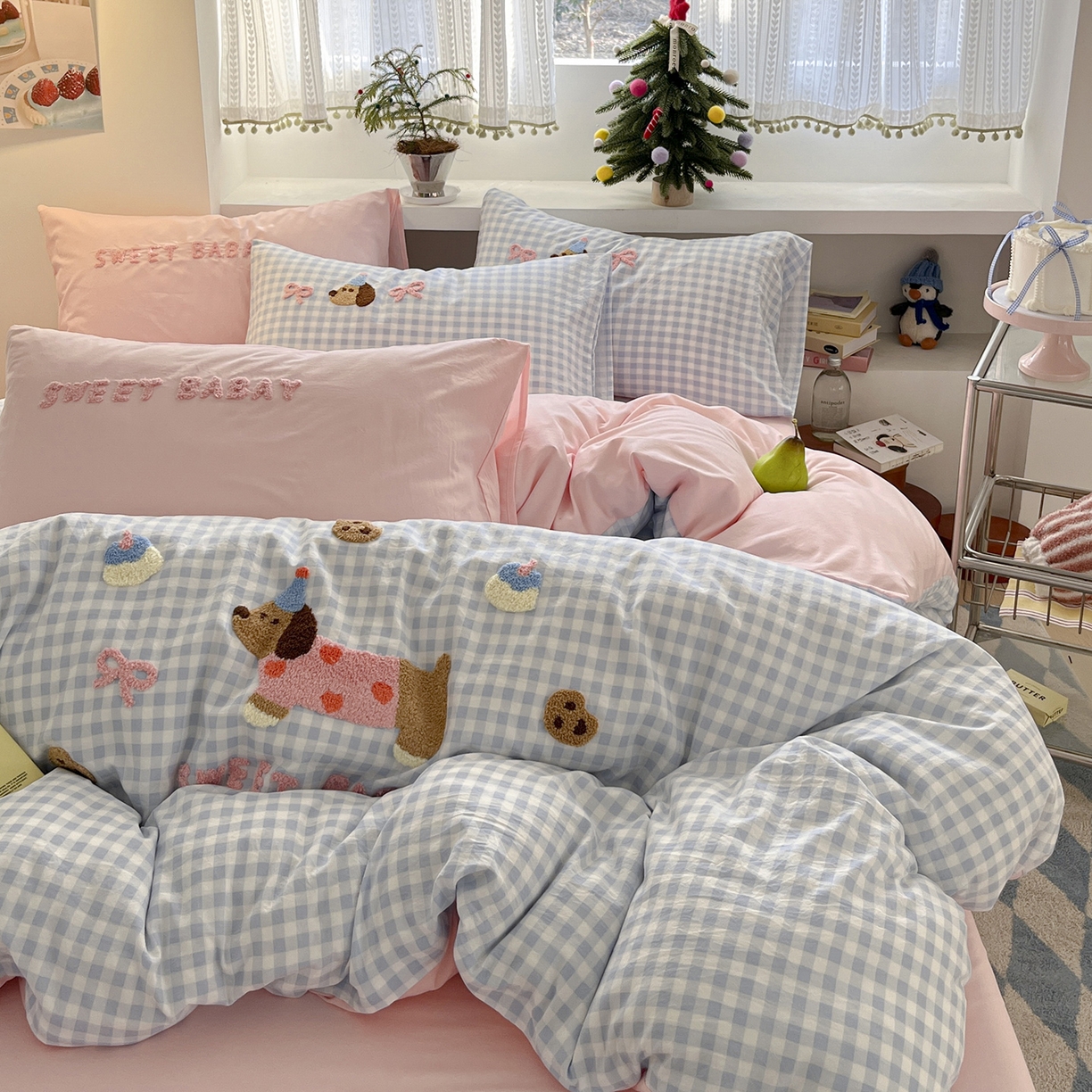 91家纺网 家纺一手货源 找家纺 桃心家居 2025新款A类亲肤舒适软糯云柔水洗棉少女卡通格子混搭毛巾绣水洗棉系列四件套 云柔水洗棉-印加绣甜点腊肠狗