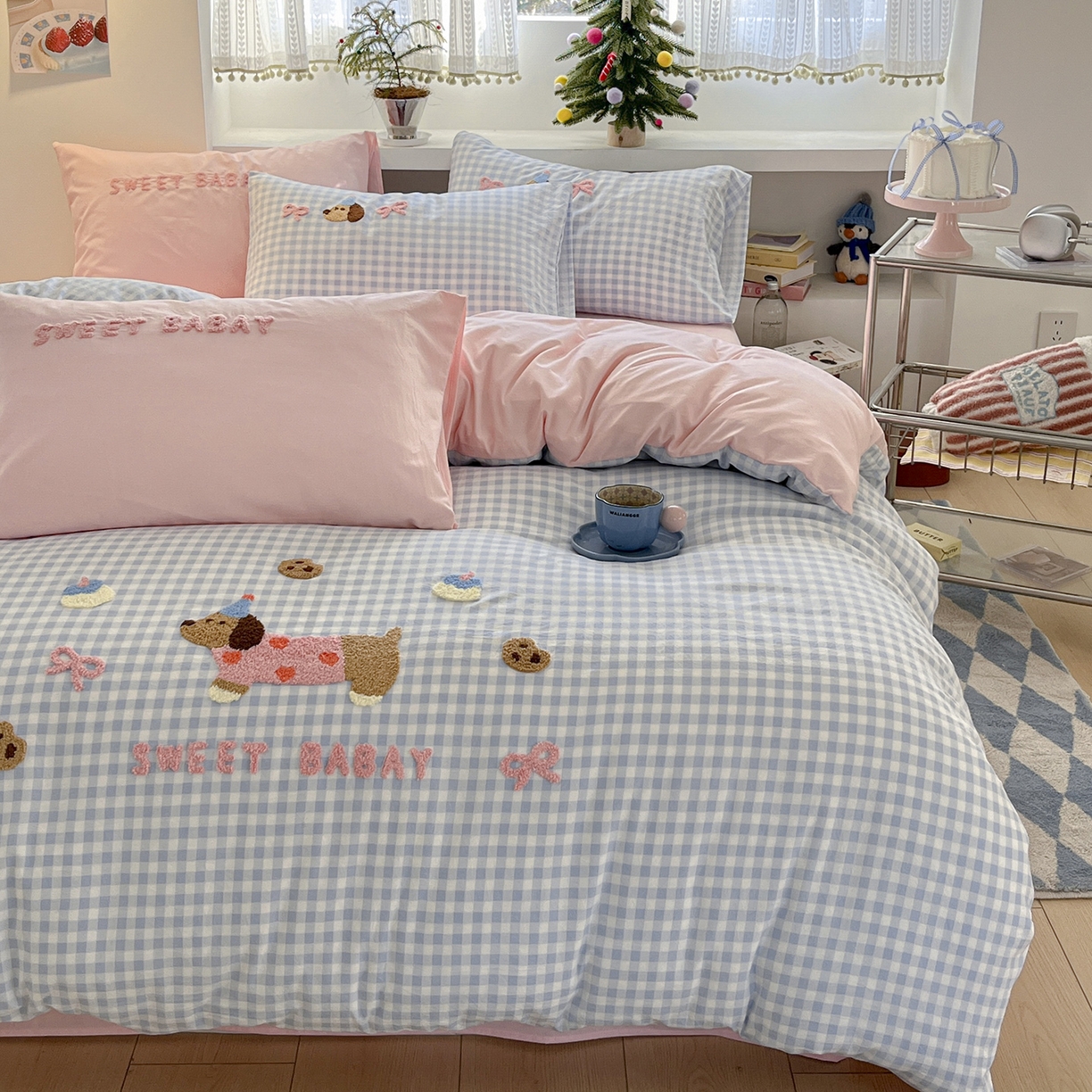 91家纺网 家纺一手货源 找家纺 桃心家居 2025新款A类亲肤舒适软糯云柔水洗棉少女卡通格子混搭毛巾绣水洗棉系列四件套 云柔水洗棉-印加绣甜点腊肠狗