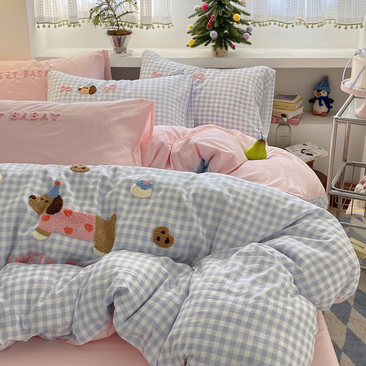 91家纺网 家纺一手货源 找家纺 桃心家居 2025新款A类亲肤舒适软糯云柔水洗棉少女卡通格子混搭毛巾绣水洗棉系列四件套 云柔水洗棉-印加绣甜点腊肠狗