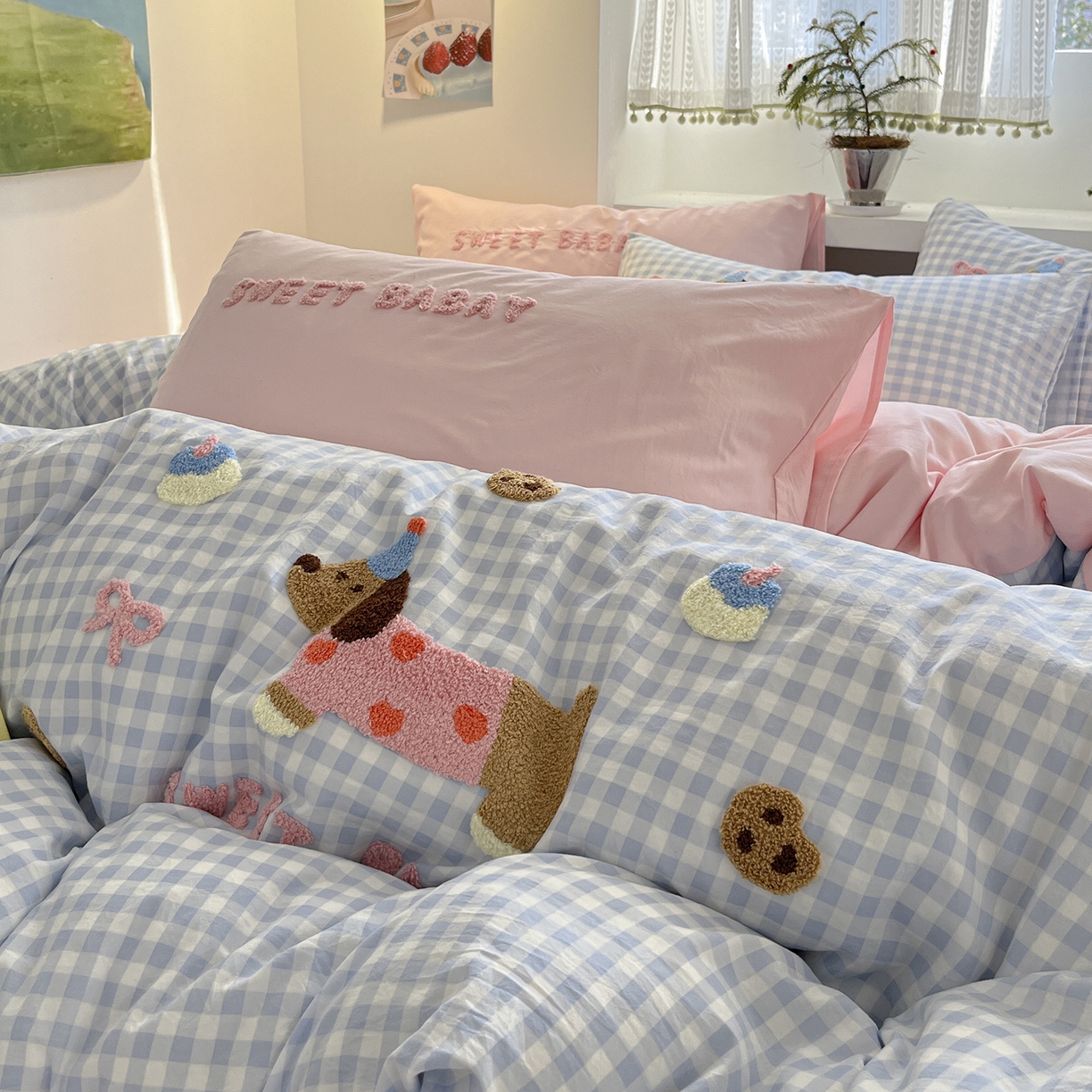 91家纺网 家纺一手货源 找家纺 桃心家居 2025新款A类亲肤舒适软糯云柔水洗棉少女卡通格子混搭毛巾绣水洗棉系列四件套 云柔水洗棉-印加绣甜点腊肠狗