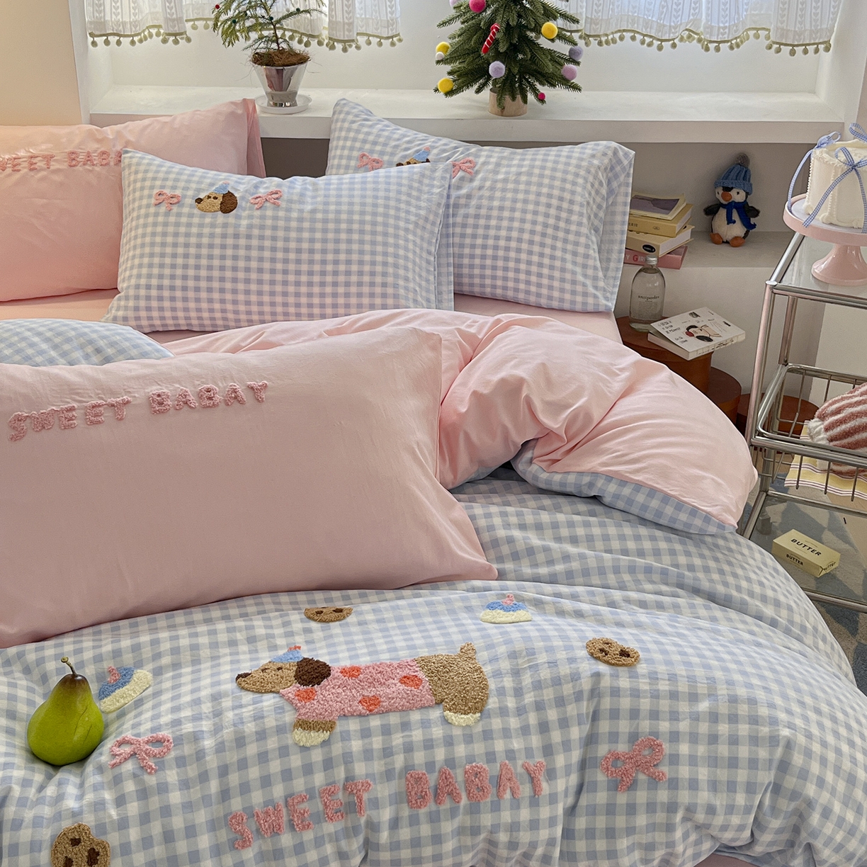 91家纺网 家纺一手货源 找家纺 桃心家居 2025新款A类亲肤舒适软糯云柔水洗棉少女卡通格子混搭毛巾绣水洗棉系列四件套 云柔水洗棉-印加绣甜点腊肠狗